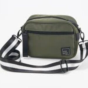 ihkqip camera crossbody in Olive Green